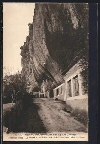 AK Eyzies, Le Musée et les Habitations modernes sous l'abri classique