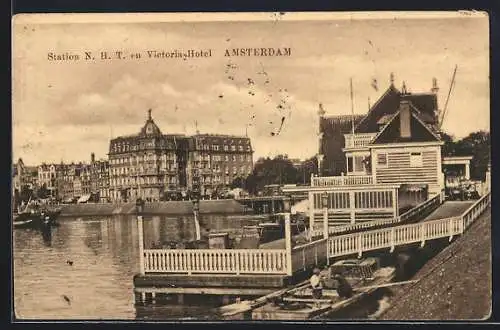 AK Amsterdam, Station N. H. T. en Victoria-Hotel, Bahnhof