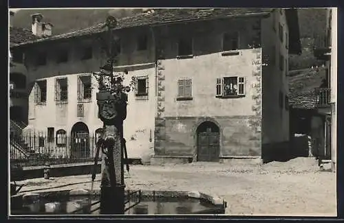 AK Vicosoprano, Brunnen vor dem Gemeindehaus