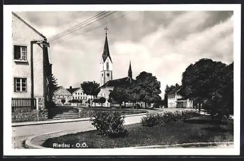 AK Riedau, Strassenpartie mit Kirche