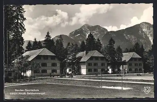 AK Obertraun /Salzkammergut, Bundes-Sportschule gegen das Gebirge