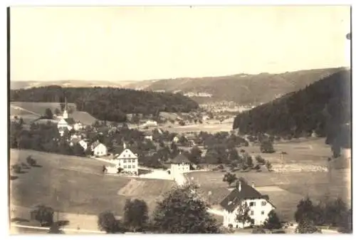 Fotografie unbekannter Fotograf, Ansicht Richenthal, Gesamtansicht der Ortschaft mit Kirche