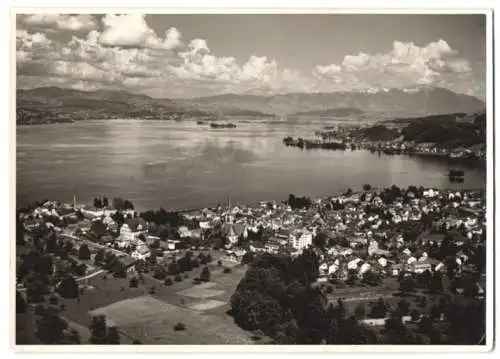 Fotografie unbekannter Fotograf, Ansicht Richterswil, Fliegeraufnahme der Ortschaft mit Seeblick