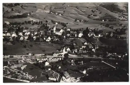 Fotografie unbekannter Fotograf, Ansicht Entlebuch, Fliegeraufnahme mit Bahnhof und Eisenbahnanlagen