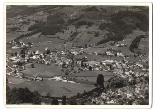 Fotografie unbekannter Fotograf, Ansicht Ebnat-Kappel, Fliegeraufnahme mit Kirche