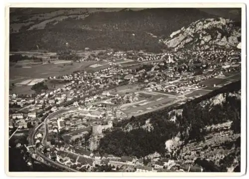 Fotografie unbekannter Fotograf, Ansicht Balsthal, Fliegeraufnahme mit Burg & Eisenbahngleisen