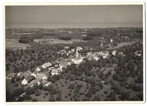 Fotografie unbekannter Fotograf, Ansicht Muolen, Fliegeraufnahme, Ortsansicht mit Panorama der Landschaft