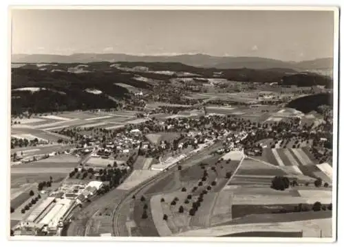 Fotografie unbekannter Fotograf, Ansicht Nebikon, Fliegeraufnahme des Ortes mit Landschafts-Panorama