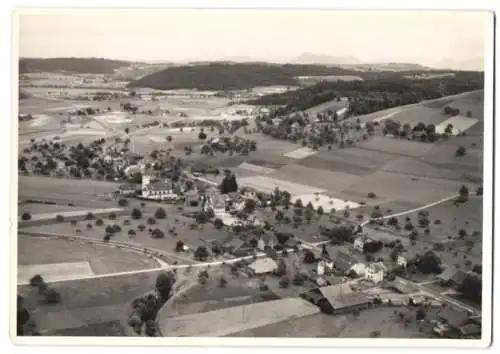 Fotografie unbekannter Fotograf, Ansicht Gettnau, Fliegeraufnahme des Ortes mit Kirche und Sägewerk