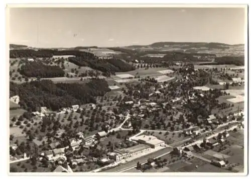 Fotografie unbekannter Fotograf, Ansicht Wauwil, Fliegeraufnahme mit Bahnhof und Eisenbahngleisen