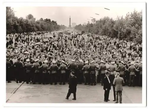 Fotografie unbekannter Fotograf, Ansicht Berlin, Demonstrationszug auf der Ost-West-Achse mit Siegessäule im Hintergrund