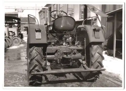 Fotografie Traktor Hermann Lanz Aulendorf HELA, Schlepper auf dem Fabrikhof