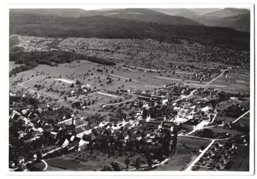 Fotografie Swissair Photo AG, Zürich, Ansicht Breitenbach / Solothurn, Fliegeraufnahme des Ortes & Landschaftspanorama