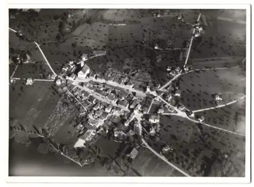 Fotografie unbekannter Fotograf, Ansicht Sempach / Luzern, Fliegeraufnahme des Ortes mit Kirche