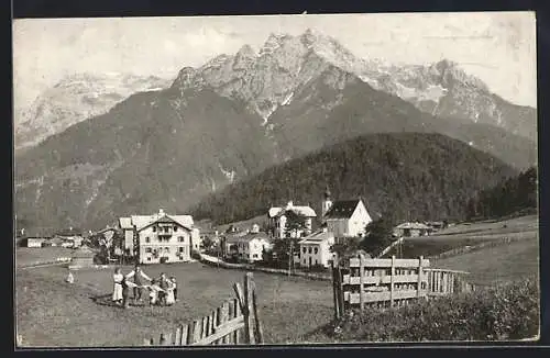 AK Waidring, Ortsansicht mit Gebirge im Hintergrund