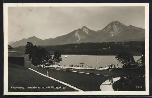 AK Faakersee, Inselstrandbad mit Badegästen und Mittagskogel