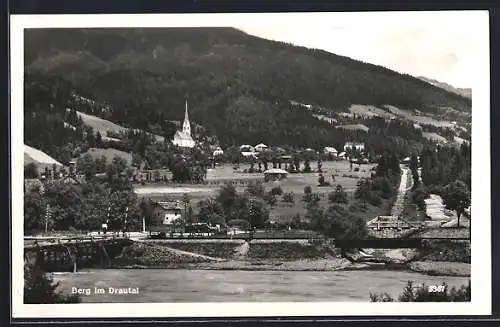 AK Berg im Drautal, Blick vom Flussufer zum Ort