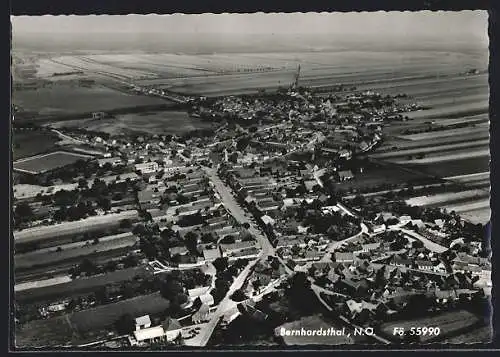 AK Bernhardsthal /N. Ö., Teilansicht mit Strassenpartie