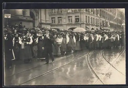 Foto-AK Bern, Kantonal. Sängerfest 1920, Umzug im Regen