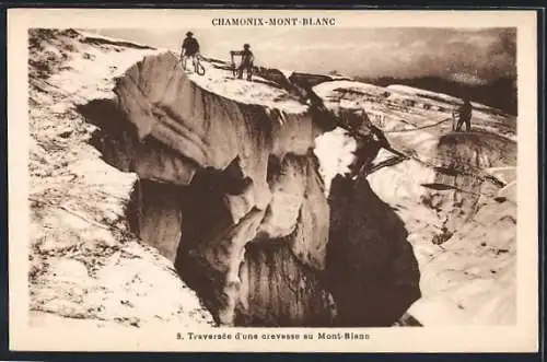 AK Chamonix-Mont-Blanc, Traversée d`une crevasse au Mont-Blanc, Bergsteigen