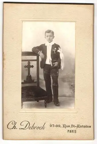 Fotografie Ch. Debrock, Paris, Rue St-Antoine 97-99, Porträt eines Jungen mit Kreuz