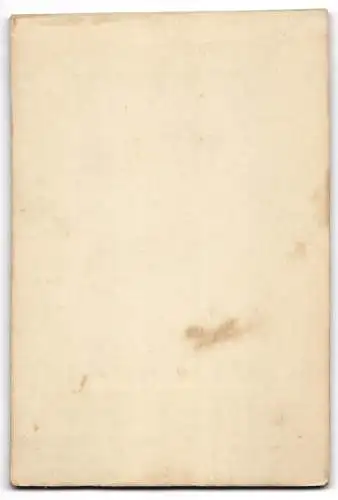 Fotografie Ch. Debrock, Paris, Rue St-Antoine 97-99, Porträt eines Jungen mit Kreuz