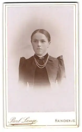 Fotografie Paul Lange, Hainichen in Sachsen, Gerichtsstrasse Nr. 93, Porträt einer Frau mit elegantem Schmuck