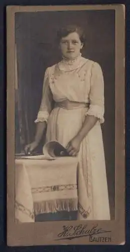 Fotografie H. Schulze, Bautzen, Frau in elegantem Kleid mit Zeitschrift