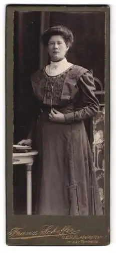 Fotografie Franz Scheffer, Gera, Adelheidstrasse 1, Stehende Frau in elegantem Kleid