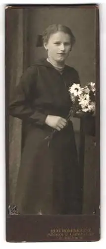 Fotografie Rud. Rosenkranz, Mügeln, Königsstrasse 32, Junge Frau mit Blumenstrauss