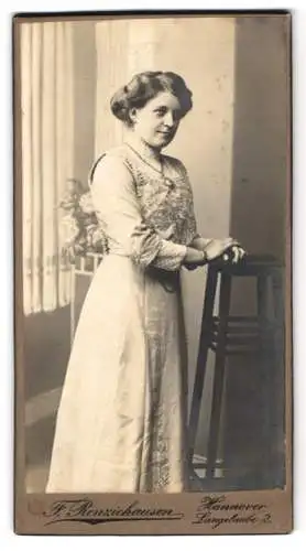 Fotografie F. Renziehausen, Hannover, Langelaube 2, Dame in elegantem Kleid an einem Tisch