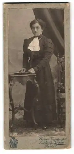 Fotografie Ludwig Kohm, Rastatt, Augustaplatz 1, Frau in dunklem Kleid