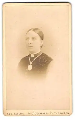 Fotografie A&G Taylor, Birmingham, New Street 1, Porträt einer Dame mit Medaillon