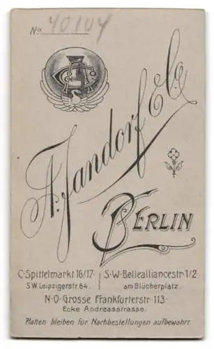 Fotografie F. Jandorf &amp Co., Berlin, C. Spittelmarkt 16 /17, Mädchen mit Blumenkorb und Tisch