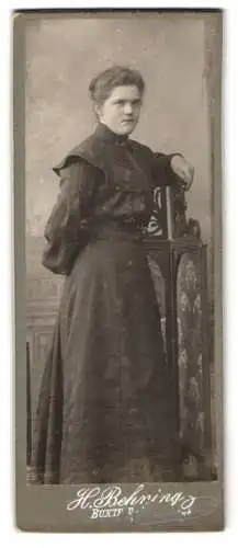 Fotografie H. Behring, Buxtehude, Frau in elegantem Kleid mit dekorativem Raumteiler