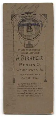 Fotografie A. Birkholz, Berlin, Weidenweg 35, Porträt eines jungen Mannes mit Buch