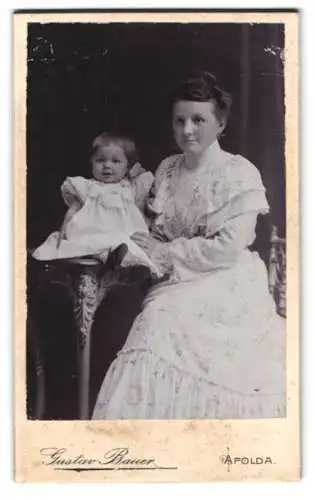 Fotografie Gustav Bauer, Apolda, Obere Bahnhof-Strasse, Mutter mit Kind in eleganter Pose