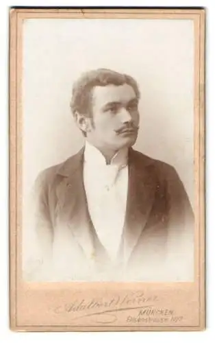 Fotografie Adalbert Werner, München, Elisenstrasse 7, Porträt eines jungen Mannes