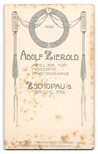 Fotografie Adolf Zierold, Zschopau, Brühl 296, Eleganter junger Mann in dunklem Anzug