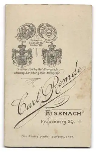 Fotografie Carl Remde, Eisenach, Frauenberg 29, Porträt einer Frau in elegantem Kleid