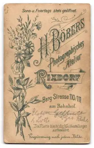 Fotografie H. Böbers, Rixdorf, Bergstrasse 111, Mutter mit Kind auf einem Stuhl