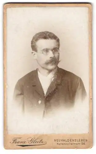 Fotografie Franz Gleitz, Neuhaldensleben, Hohenzollernstr. 26, Porträt eines Mannes mit Brille