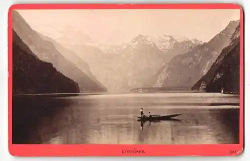 Fotografie Würthle & Spinnhirn, Salzburg, Ansicht Königsee, Paar im Ruderboot auf dem See, Alpenpanorama