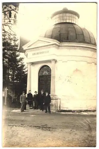 Fotografie unbekannter Fotograf, Ansicht Bad Heilbrunn, Dame und Herren vor der Adelheidsquelle