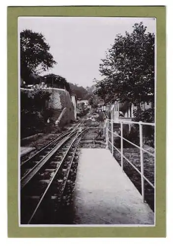 Fotografie unbekannter Fotograf, Ansicht Funchal, Gleiser der Bergbahn, Caminho de Ferro do Monte