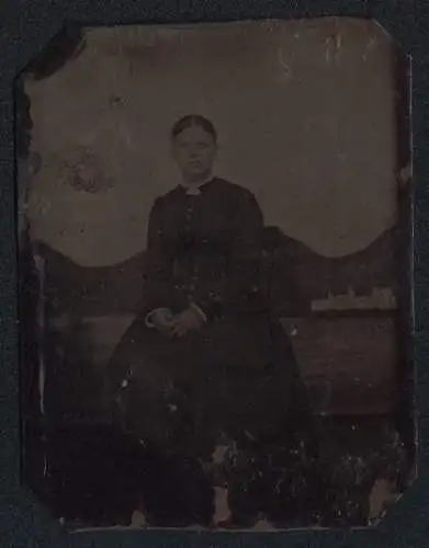 Fotografie Ferrotypie junge Frau im dunklen Kleid vor einer Studiokulisse