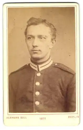 Fotografie Hermann Boll, Berlin, junger Soldat in Garde Uniform Elisabeth Regiment