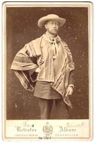 Fotografie Juan de la Cruz Palomino, Concepción, junger Chilene im Poncho mit Halstuch und Hut, Tracht