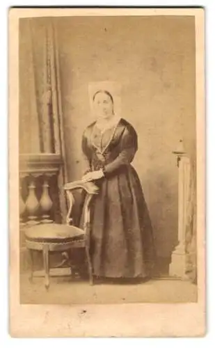 Fotografie Jules Robuchon, Fontenay, Portrait junge Frau in Tracht Pays de la Loire, Französin