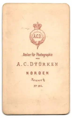 Fotografie A. C. Dyürken, Norden, ostfriesischer Jäger mit seinem Jagdhund und Flinte raucht Pfeife